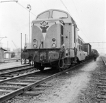 856393 Afbeelding van de diesel-electrische locomotief nr. 2801 van de N.S. met een goederentrein te Utrecht C.S.